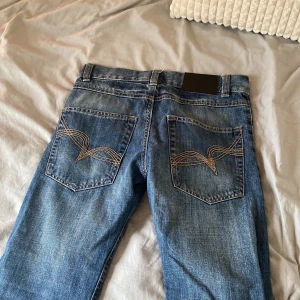 Lågmidjade jeans  - Säljer ett par jeans som aldrig är använda köpta för 500  Jag är 155 och dom är lite lite korta så skulle säga det är en xxs 