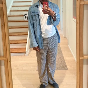 Jeansskjorta  - Fina varsamt använd jeansskjorta perfekt för sommaren