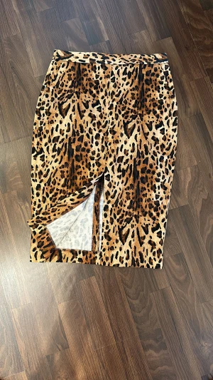 Kjol - Jätte fin kjol med slits framtill. Den är från Zara i storlek S. Knappast använd 