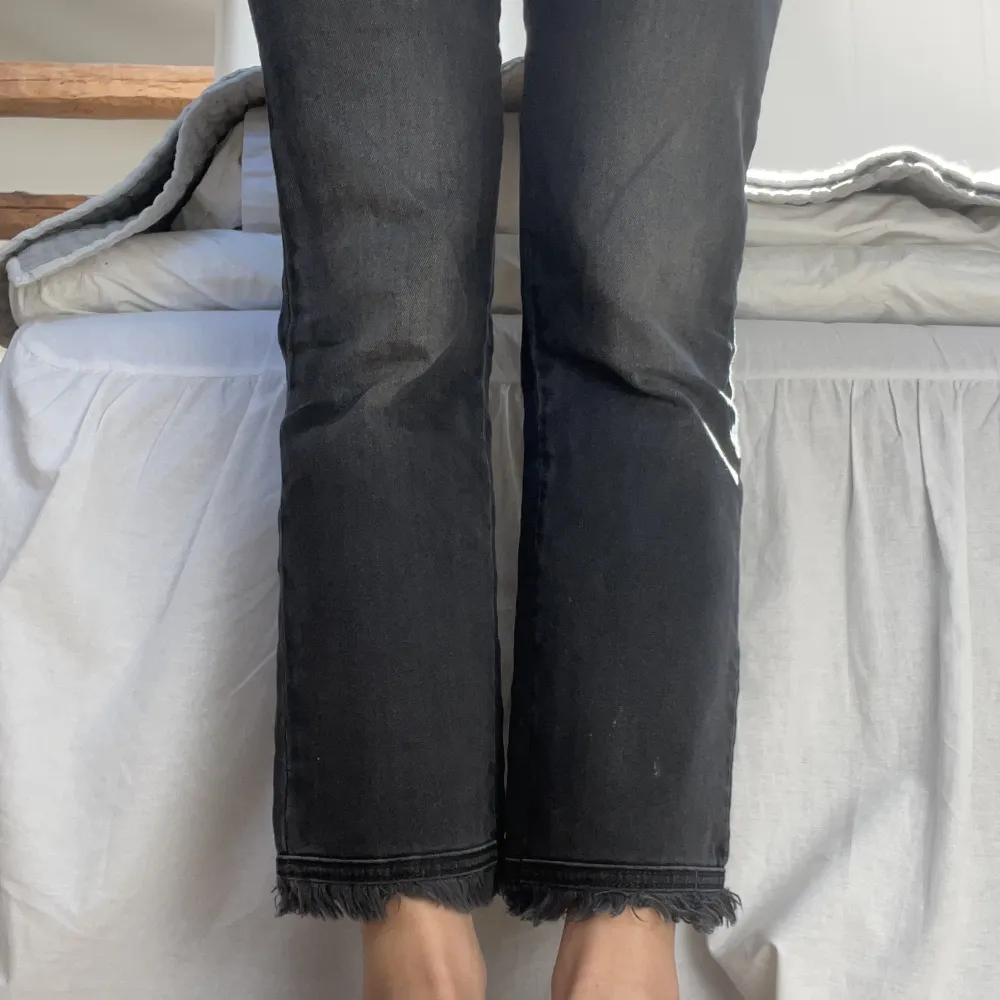 Hunkydory jeans, svarta och cropped. Frakt tillkommer och betalning sker via swish 🥰. Jeans & Byxor.