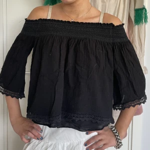 Blus - Jätte fin svart zara blus perfekt för en basic somrig outfit🌞🫶🏻 Användt någon gång så är i väldigt bra skick❤️