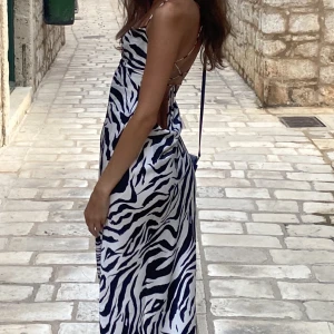 zebramönstrad klänning - från shein, storlek xs