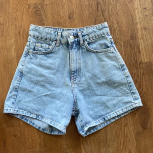 Sommar shorts - Shorts i bra skick! Nästan aldrig använda, storlek 30. Från Ginatricot
