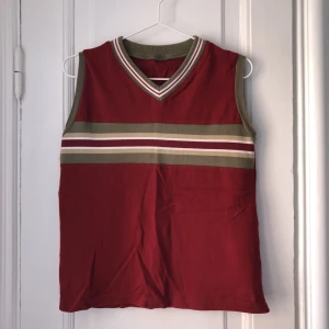 Väst  - jättesöt väst att ha över en t-shirt eller skjorta 