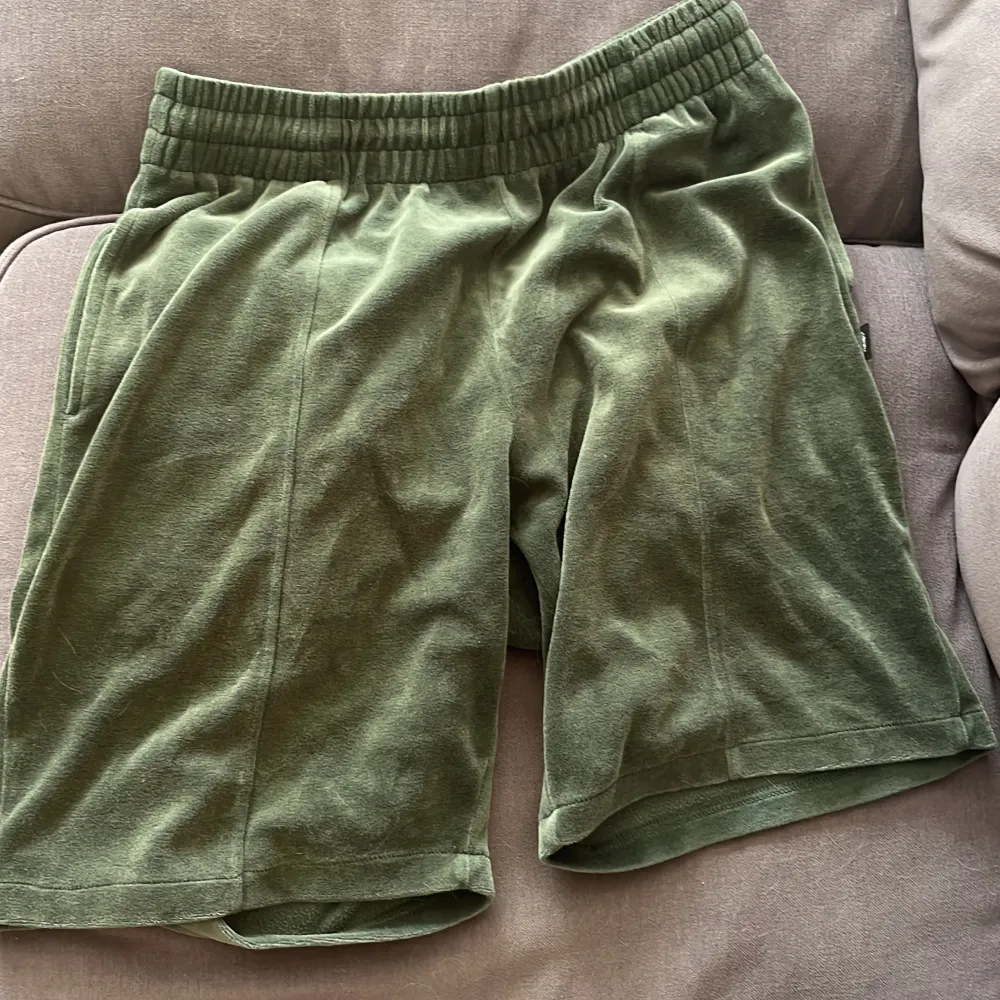 Fina äkta stüssy shorts köpta på hemsidan. Tyget är frotte/frotté liknande. Pris är diskuterbart!. Shorts.