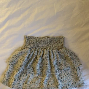 Volang kjol - Säljer min volangkjol som tyvärr inte kommer till användning