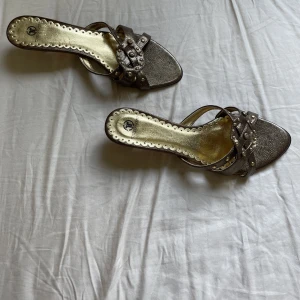 Vintage sandaler - Sandaler med en liten klack! Guldfärgade och fina detaljer, helt nya och ej använda!!