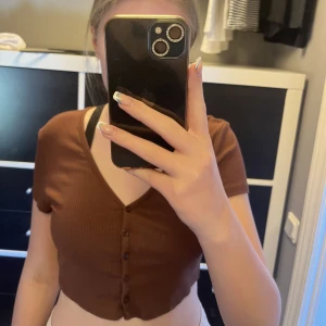Brun topp - Brun topp med knappar. Bra kvalitet. Köparen står för frakten💗💗
