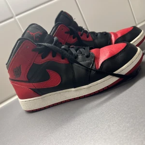 Jordan 1 mid - Jag säljer mina Jordan’s då de inte kommer till användning längre. Nytvättade och är i bra skick! Den har en liten skrapa i sulan men annars i topp skick. Super snygga och använda ungefär 10 gånger. Pris kan diskuteras:)