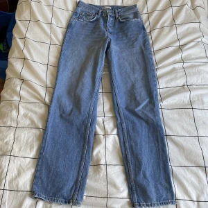 Blåa jeans  - Säljer ett par blåa jeans från Gina Tricot i storlek 32.