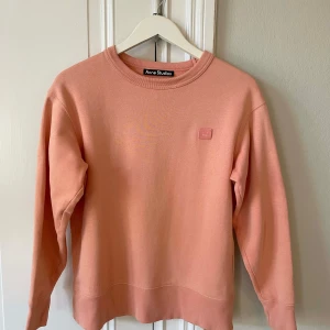 Acne tröja - Säljer denna jättefina tröja från acne. Den är i storlek xxs men passar även xs och s. 