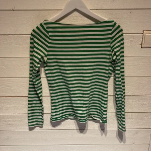 Randig topp - Inte riktigt min stil längre så säljer, skriv för frågor