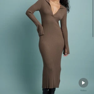 Brun klänning  - Brun ribbad klänning från nakd i storlek S. Använd fåtal gånger💘