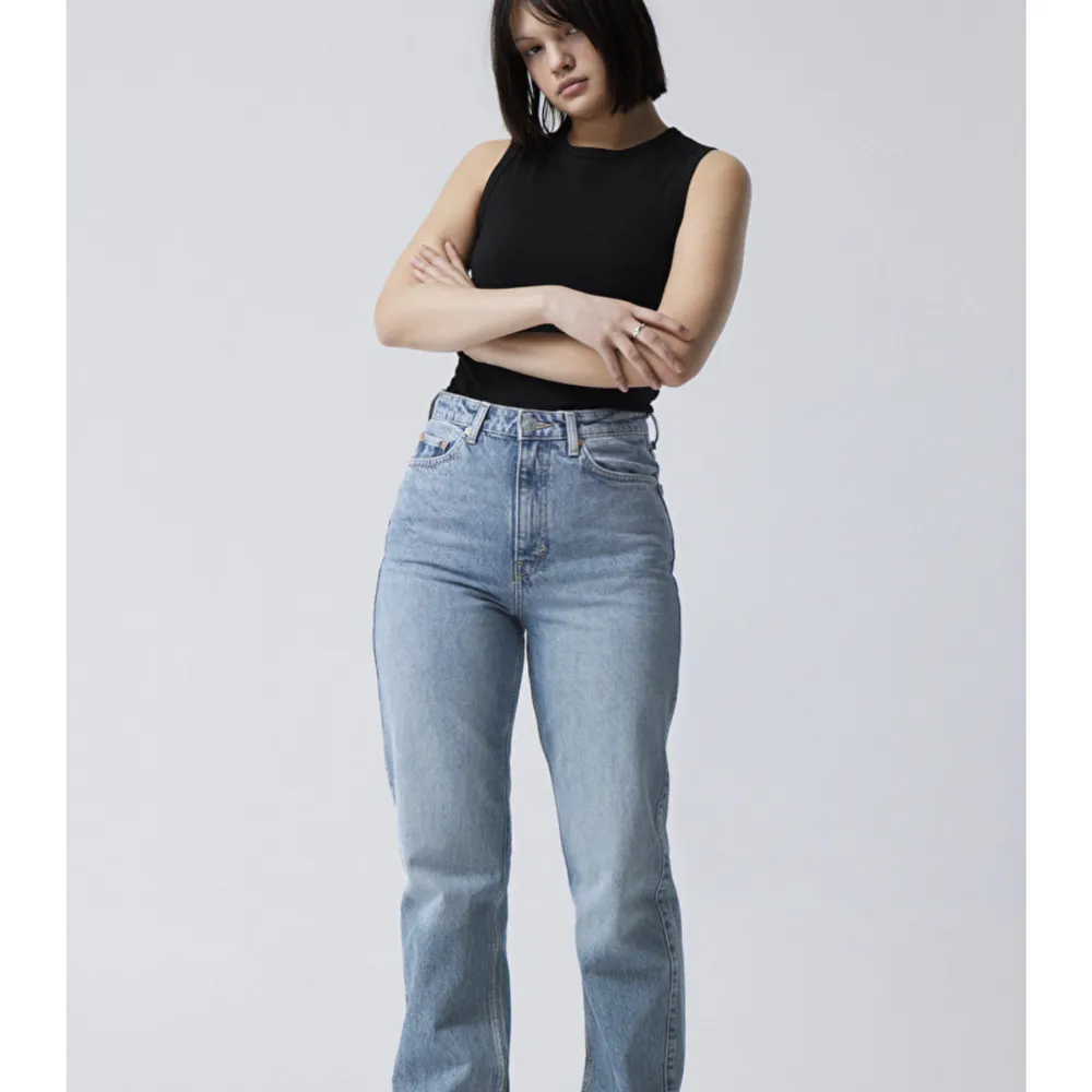Jätte fina weekday jeans i storlek 26/30. Dom är i bra skick, säljer då de blivit väldigt små för mig samt att de ej är min stil längre. Ord pris: 590kr 🥰. Jeans & Byxor.