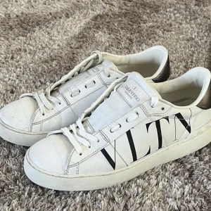 Valentino skor  - Säljer/byter vill helst byta mot nån annan färg, bra stick har bara tyvär påsen kvar 💕