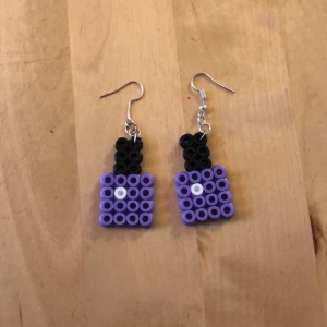 Lila örhängen - Jättefina handgjorda örhängen🍉 