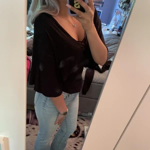 Tröja - Är ett linne med tyg som går ner över axlarna så blir som sen t-shirt💕 Aldrig använd så är i väldigt fint skick, köparen står för frakten!