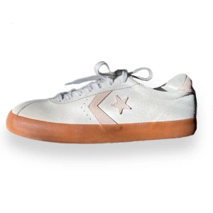 Star Player Converse - Snygga skor i fint skick. Unisex. Men’s 7.5  & Wo’s 9. EUR 40.5. CM 25.5. Andra bilden visar mörka fläckar. Annars i fint skick! Rosa & beige/creme färg. 