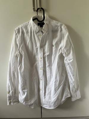 Jag säljer den vit Ralph Lauren skjorta. Skjortan är i väldigt bra skick, 9,5/10. Den är ungefär storlek S/M. Pris 350kr.