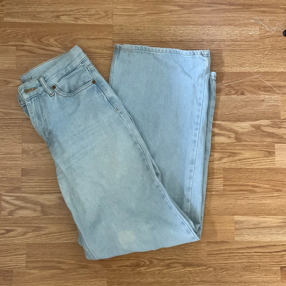 Vida junkyard jeans i strl 27, de är i bra skicka utöver att de har en liten vit fläck som man kan se på en utav bilderna. Säljer då jag inte använder de.. Jeans & Byxor.