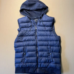 Ralph Lauren väst - Riktigt fet Ralph lauren väst med hoodie känsla. Perfekt plagg nu mot sommaren. Sitter riktigt snyggt o funkar till allt. Bra skick storlek S. Fler frågor kontakta gärna!