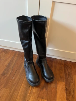 Stövlar - Säljer dessa stövlar som knappt är använda. Super fint skick och bra kvalite❤️ Frakt tillkommer