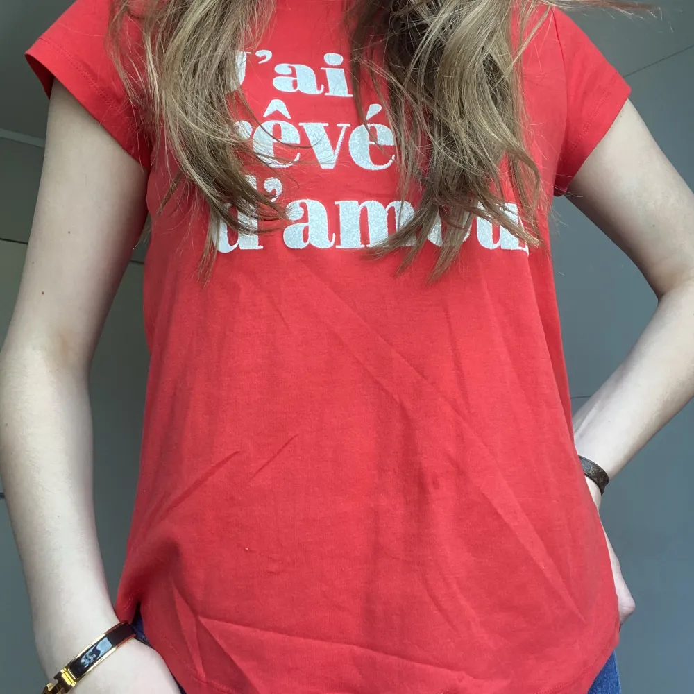 Supersnygg röd t-shirt från Zadig med glittertext😍mycket sparsamt använd, köpt för 1200kr. T-shirts.