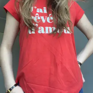Supersnygg röd t-shirt från Zadig med glittertext😍mycket sparsamt använd, köpt för 1200kr