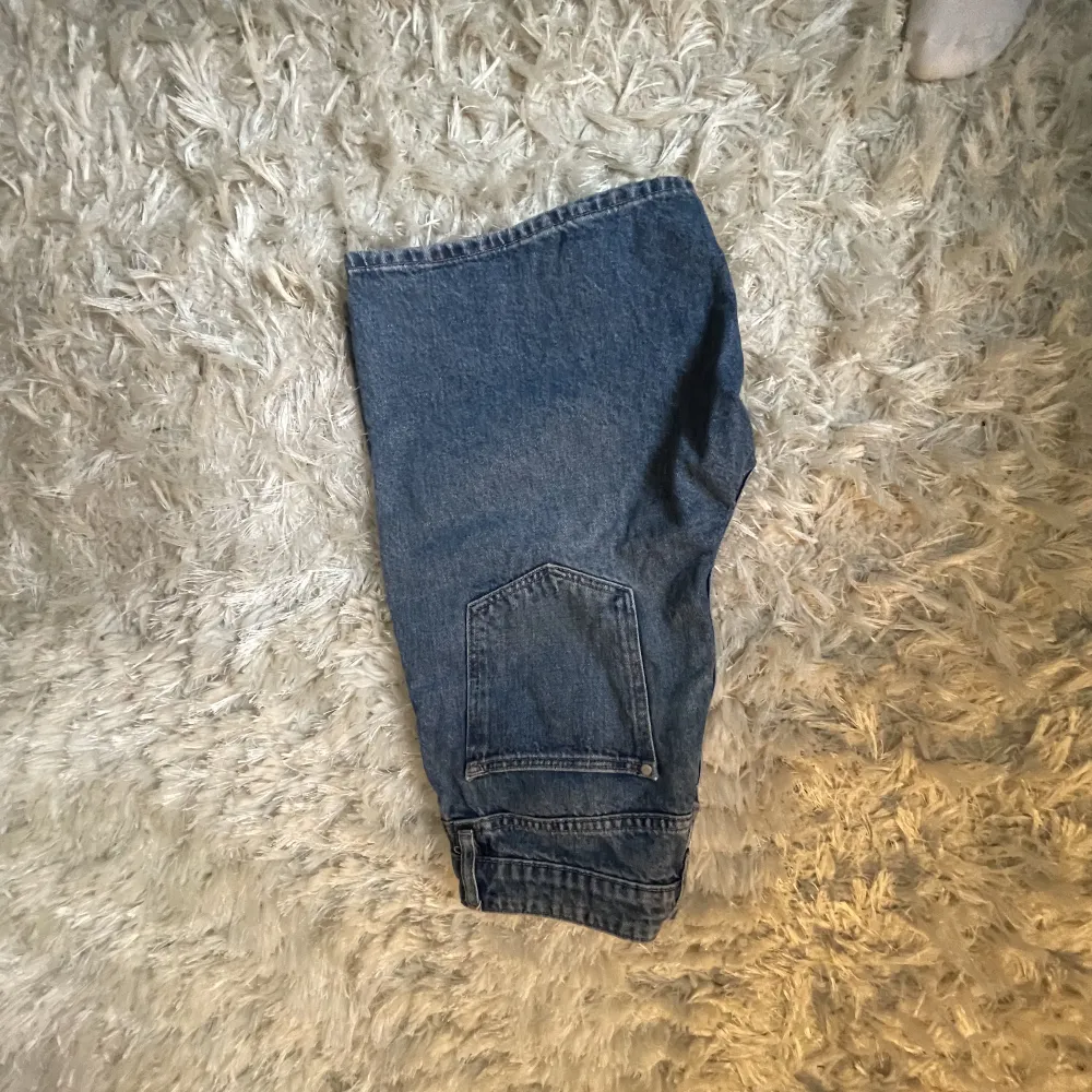 Säljer mina jeans shorts från hm eftersom dem inte kommer till användning skick 10/10. Shorts.