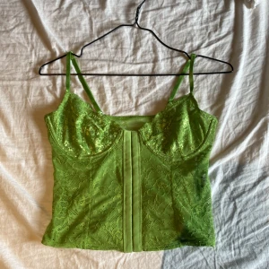 Korsettopp - Topp från NA-KD. Använd en gång. Nypris:400. 