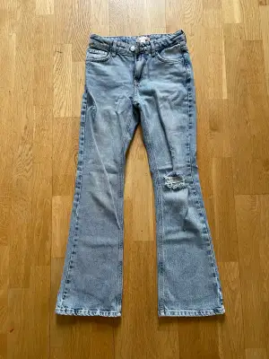 Fina jeans med öppet knä, använda 4-5ggr 