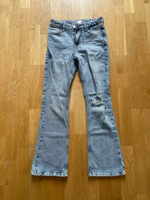 Low Rise jeans - Fina jeans med öppet knä, använda 4-5ggr 