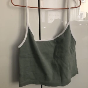 Linne - Super fint grönt linne från brandymelville. Säljer pga att den inte kommer till användning. Fint skick och ser inga fläckar nånstans.  Pris kan diskuteras!