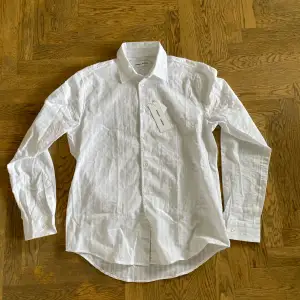Model: Liam FX Shirt. Fin mönstrad bomulls skjorta från Samsøe Samsøe. Perfekt plagg nu inför sommaren. Helt ny och oanvänd med etiketter kvar. Sitter som en medium. Nypris 1200kr. Skriv om ni har några frågor!