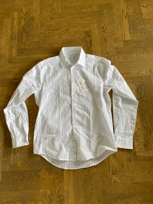 Samsøe Samsøe Skjorta - Model: Liam FX Shirt. Fin mönstrad bomulls skjorta från Samsøe Samsøe. Perfekt plagg nu inför sommaren. Helt ny och oanvänd med etiketter kvar. Sitter som en medium. Nypris 1200kr. Skriv om ni har några frågor!
