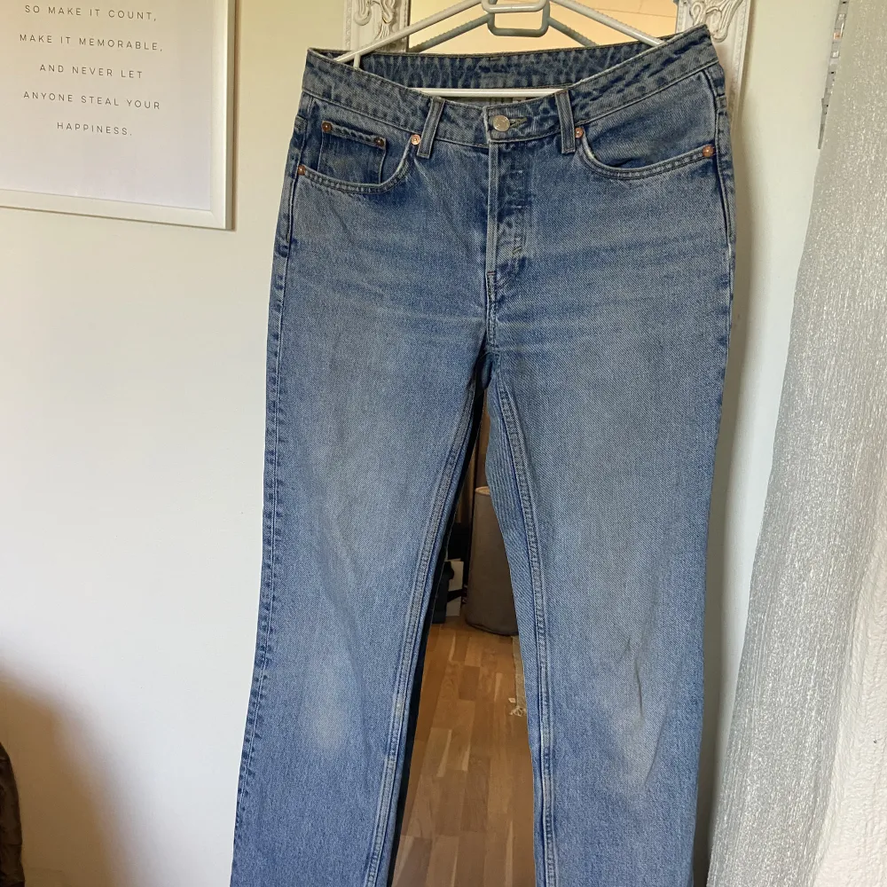 Ett par så snygga blåa lågmidjade jeans från Weekday. Fint skick. Storlek 28/32. Jeans & Byxor.