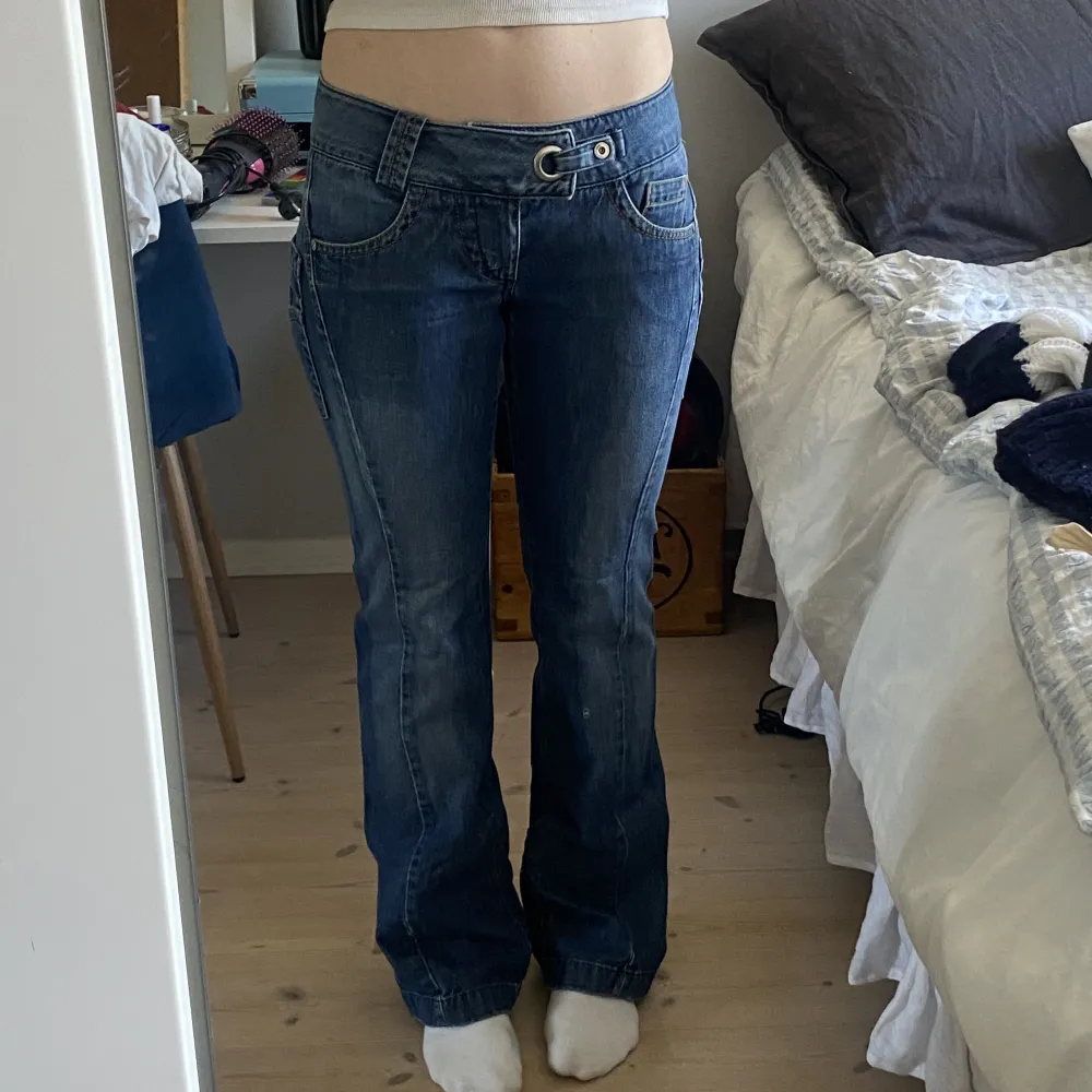 Supersnygga lågmidjade jeans, (jag är 173 cm) . Jeans & Byxor.