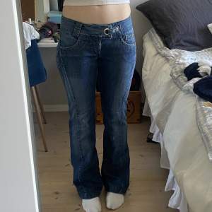 Supersnygga lågmidjade jeans, (jag är 173 cm) 