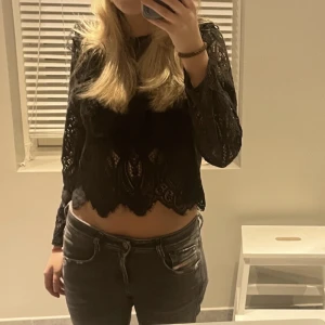 Zara topp!!! - Skit snygg festlig populär zara topp! Super snygg på fest till ett par mörkare jeans. Använd en gång, ganska liten i storleken (lånade bilder)😍möts upp i Stockholm, annars post!