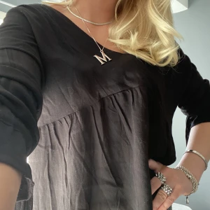 Topp - Säljer då jag behöver pengar! Superskönt matereal och fin till fest!