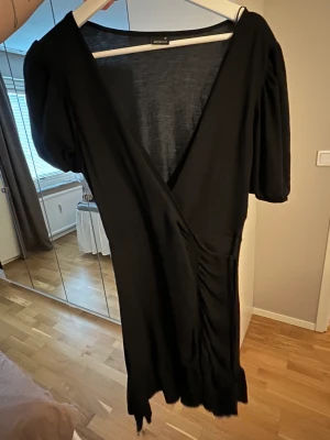 Svart klänning  - Svart klänning från Gina tricot i storlek M  100kr+frakt 