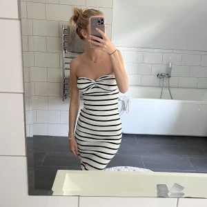 Klänning  - Helt ny! Passar både xs oxh S  Skriv privat för mer bilder eller frågor 💛