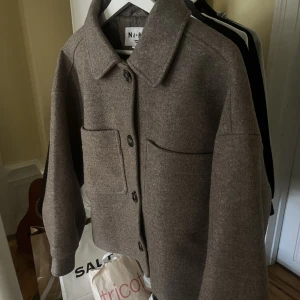 vårkappa - så fin kort kappa från NA-KD. köpte för 349kr och är använd ett fåtal gånger därav är den helt i nyskick🩷