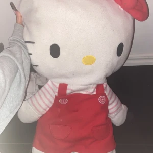 Stor hello kitty  - En stor mysig hello kitty plushie. Jätte skön att sova med och passar in i det där ”Aesthetic” rummet. Har en liten fläck på framsidan men kan tvättas bort! 