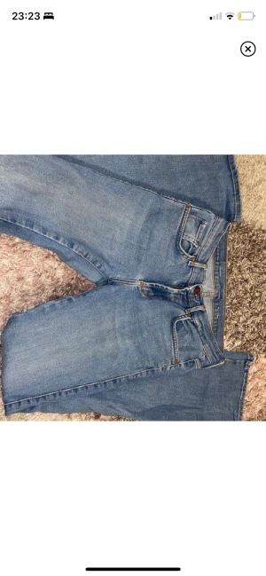jeans från bikbok - jättefina låg/midwaist jeans från bikbok. kommer tyvärr inte till användning längre 💘💘