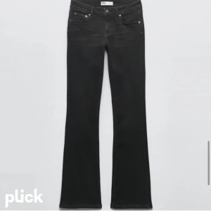 Svarta bootcut jeans zara - Säljer mina supersnygga svarta bootcut jeans från zara! De är tyvärr för stora, skulle säga att de är stora i storleken då de är stretch💓💓buda, pris går att diskutera😇