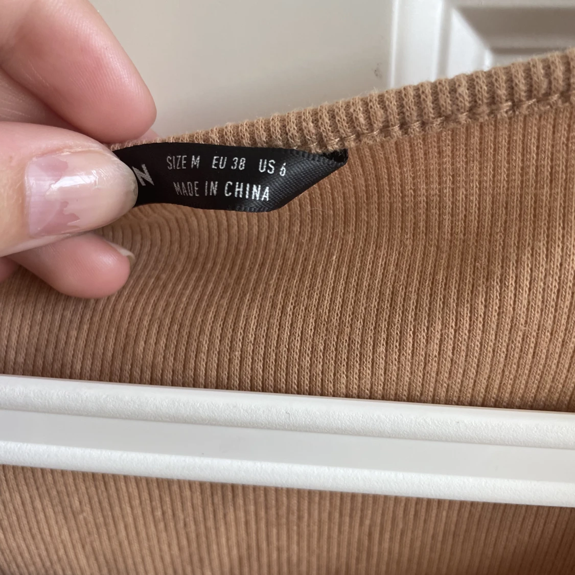 Mörkbeige topp i storlek 38  - 90