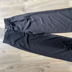 Weekday kostymbyxor  - Vida/ raka kostymbyxor från weekday med fickor. Långa i modellen