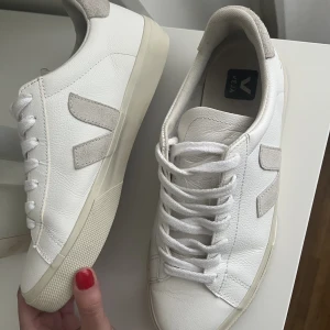 Veja skor - Veja Campo Sneakers i storlek 40.  Mycket bra skick, knappt använda då de är lite stora för mig. Nypris: 1 550kr