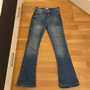 Bootcut jeans från Gina. Väldigt fint skick. De är mid rise men mer åt lågmidjade hållet